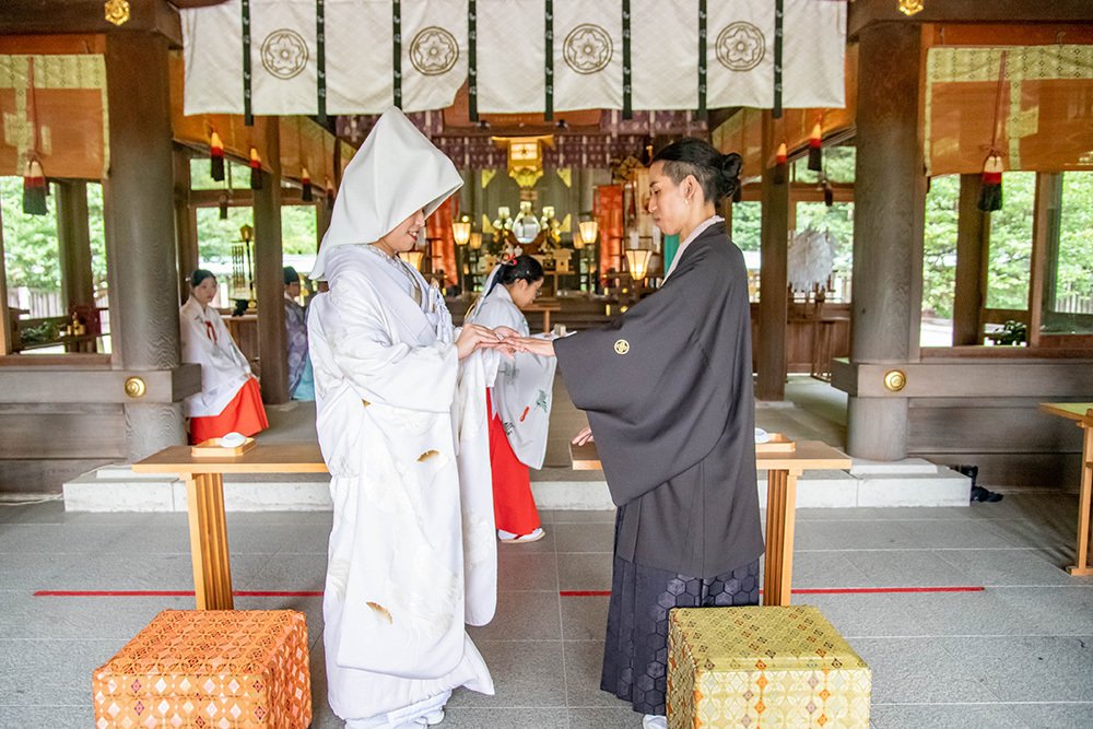静岡フォトウエディングの静岡護国神社の新郎新婦