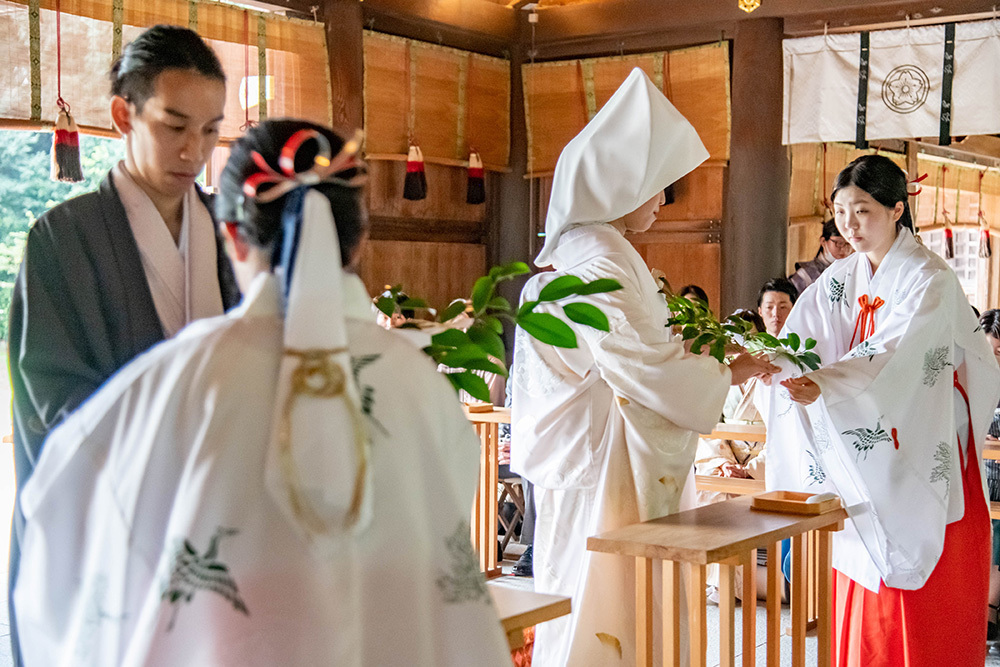 静岡フォトウエディングの静岡護国神社の新郎新婦