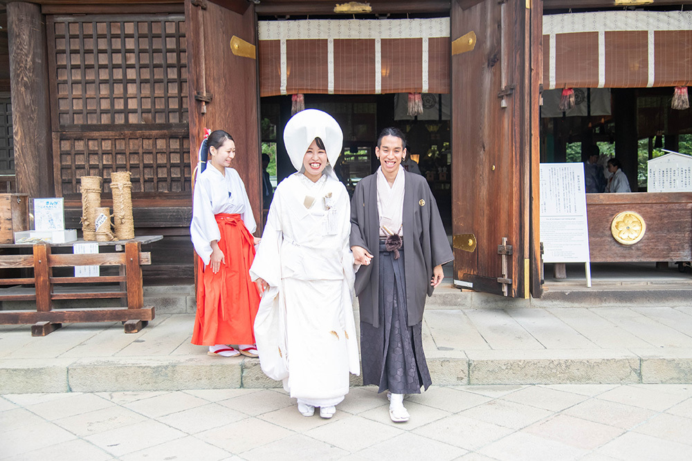 静岡フォトウエディングの静岡護国神社の新郎新婦