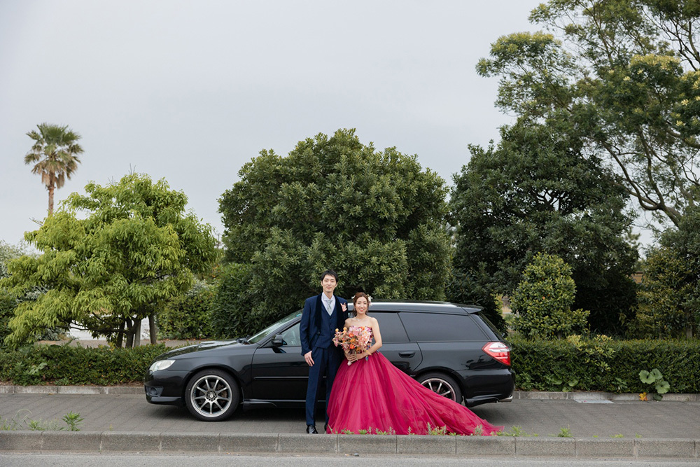 静岡フォトウエディングのフィーノスタイルで撮影した愛車と一緒の新郎新婦