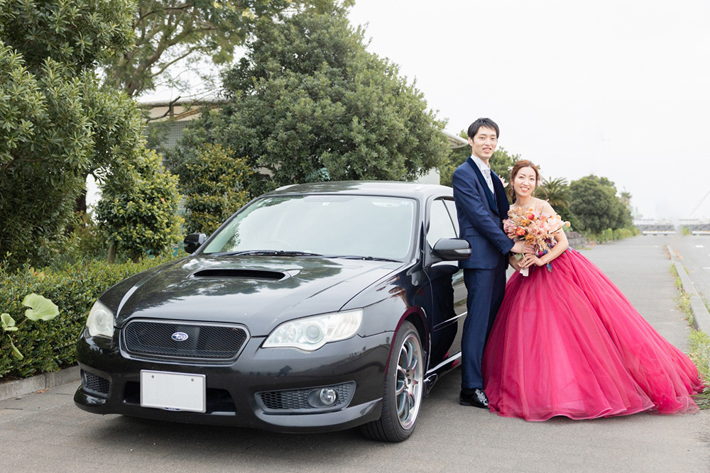静岡フォトウエディングのフィーノスタイルで撮影した愛車と一緒の新郎新婦