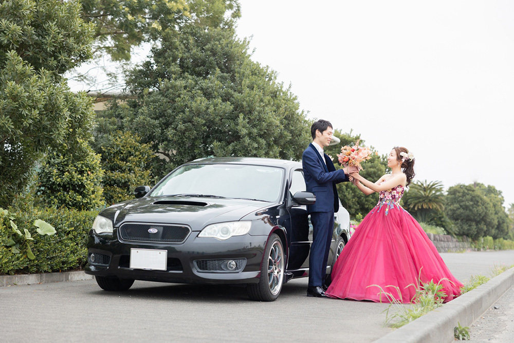 静岡フォトウエディングのフィーノスタイルで撮影した愛車と一緒の新郎新婦