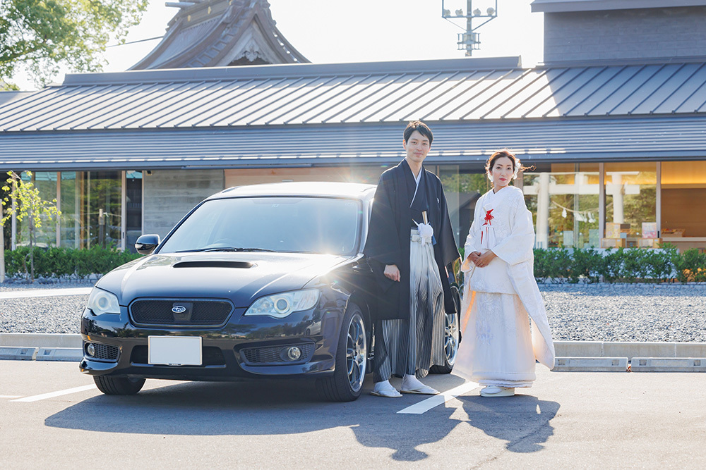 静岡フォトウエディングのフィーノスタイルで撮影した愛車と一緒の新郎新婦
