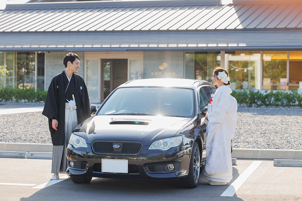 静岡フォトウエディングのフィーノスタイルで撮影した愛車と一緒の新郎新婦