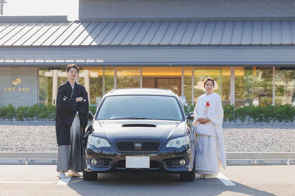 静岡フォトウエディングのフィーノスタイルで撮影した愛車と一緒の新郎新婦