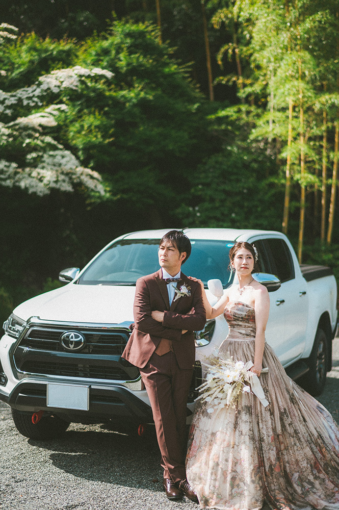 静岡フォトウエディングのフィーノスタイルで撮影した愛車と一緒の新郎新婦