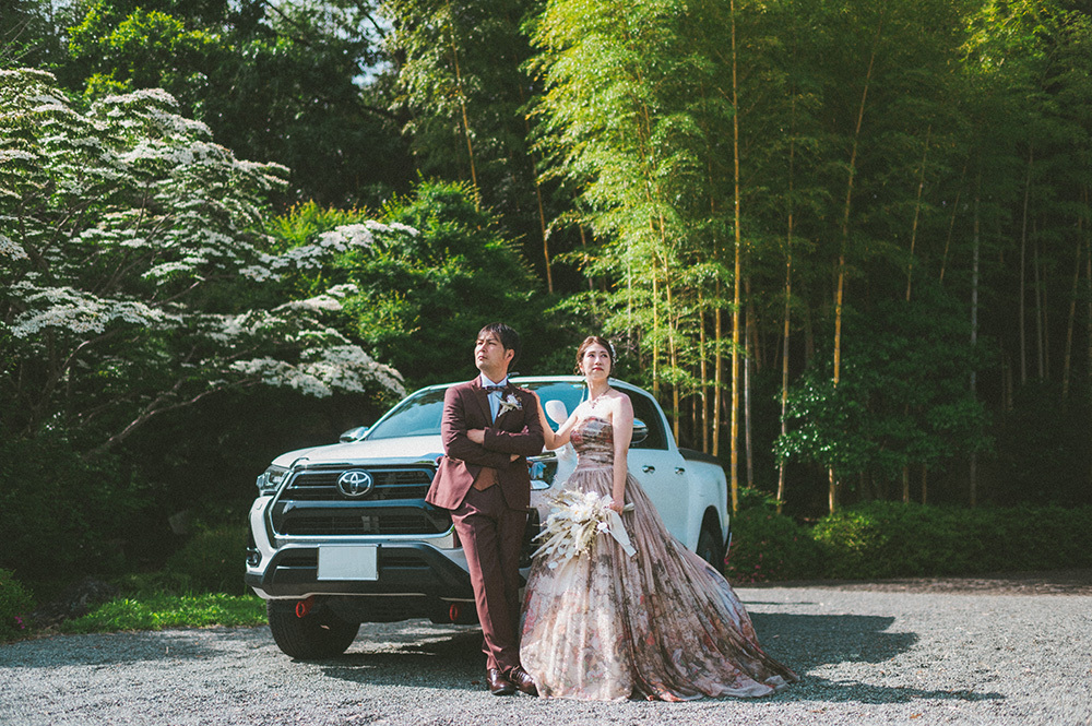 静岡フォトウエディングのフィーノスタイルで撮影した愛車と一緒の新郎新婦