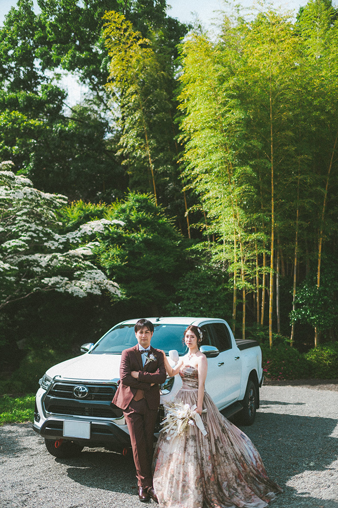 静岡フォトウエディングのフィーノスタイルで撮影した愛車と一緒の新郎新婦