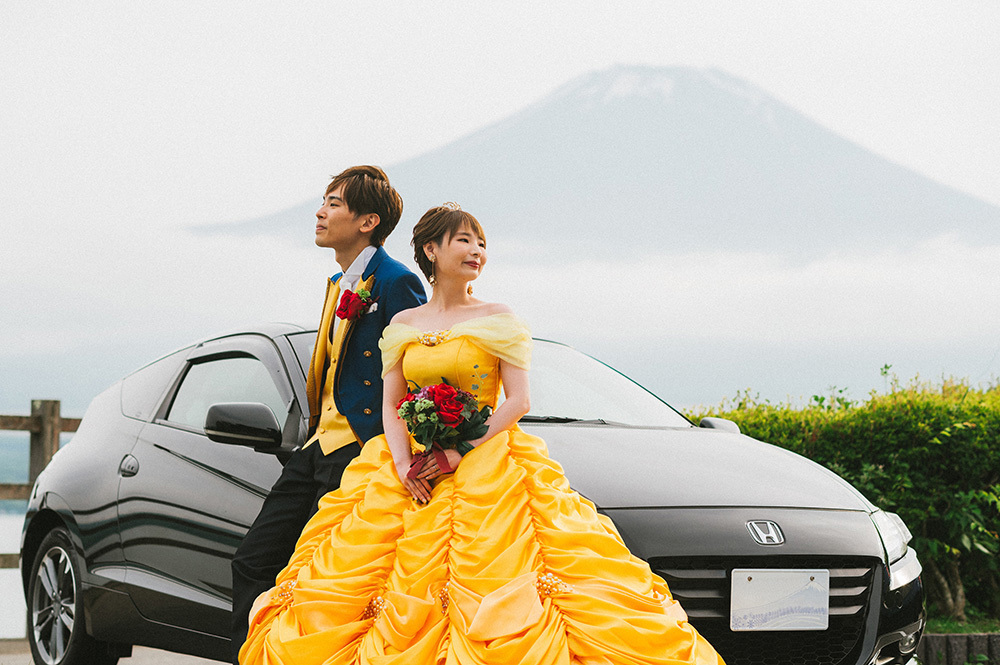 静岡フォトウエディングのフィーノスタイルで撮影した愛車と一緒の新郎新婦