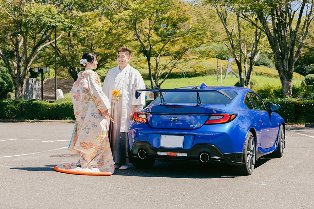 静岡フォトウエディングのフィーノスタイルで撮影した愛車と一緒の新郎新婦