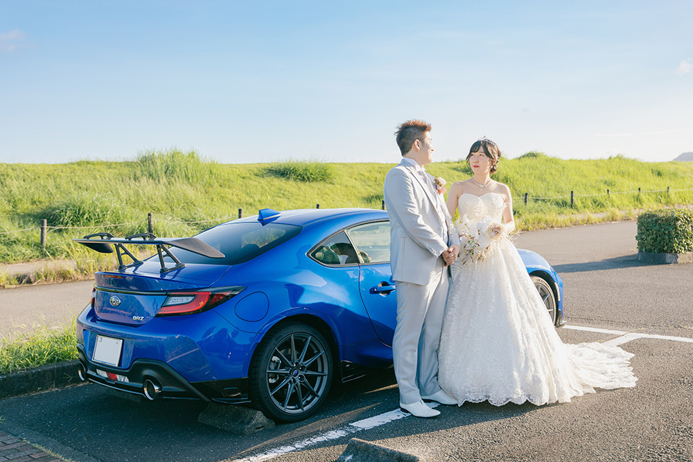静岡フォトウエディングのフィーノスタイルで撮影した愛車と一緒の新郎新婦