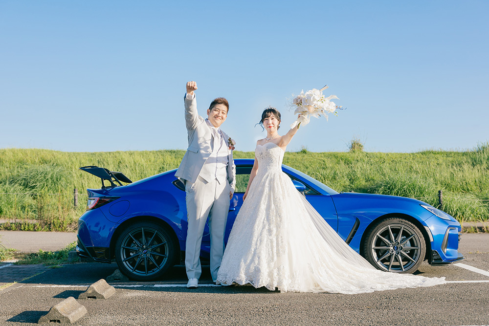 静岡フォトウエディングのフィーノスタイルで撮影した愛車と一緒の新郎新婦