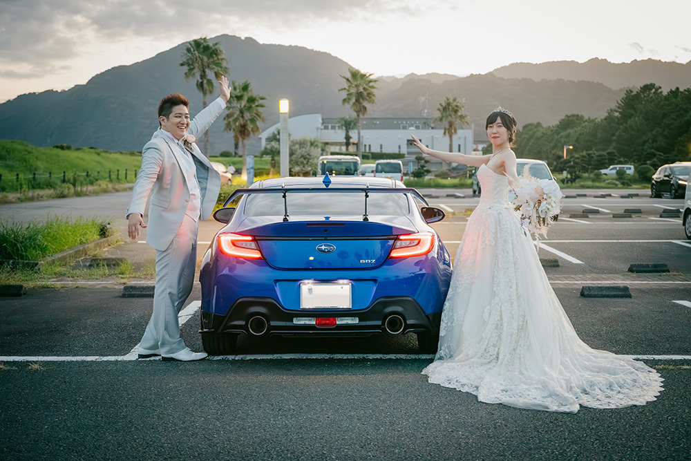 静岡フォトウエディングのフィーノスタイルで撮影した愛車と一緒の新郎新婦
