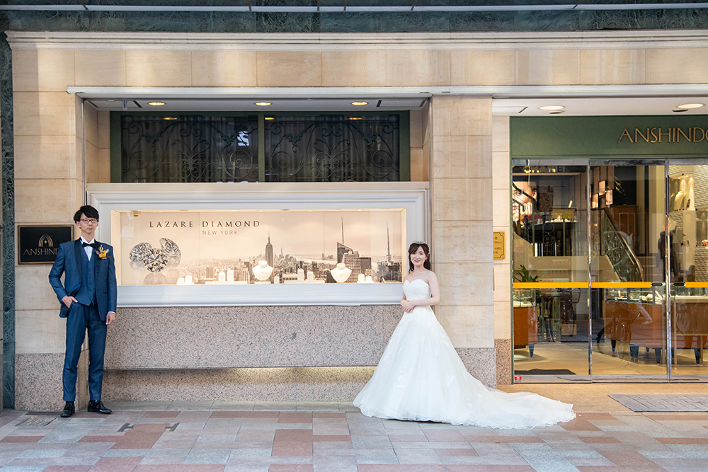 静岡フォトウエディングのフィーノスタイルで撮影した静岡市街地の新郎新婦(安心堂前にて)