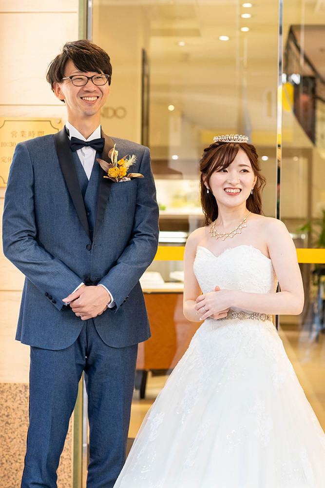 静岡フォトウエディングのフィーノスタイルで撮影した静岡市街地の新郎新婦(安心堂前にて)