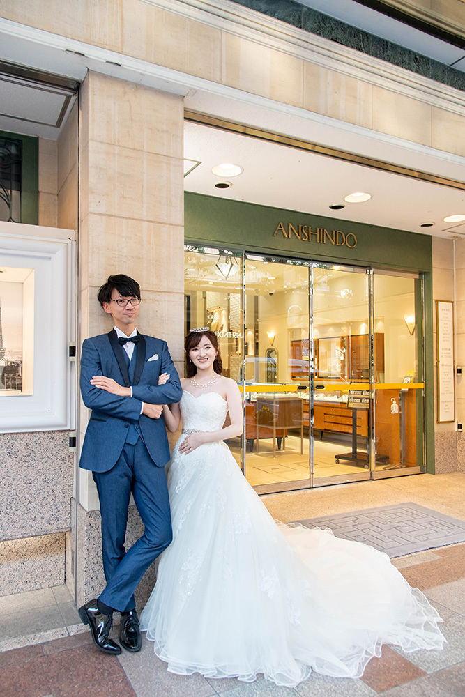 静岡フォトウエディングのフィーノスタイルで撮影した静岡市街地の新郎新婦(安心堂前にて)