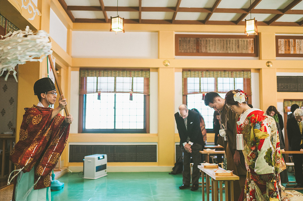 静岡フォトウエディングのフィーノスタイルで撮影した米之宮浅間神社の新郎新婦