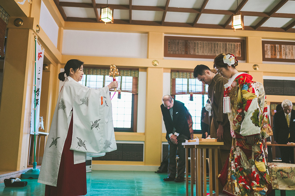 静岡フォトウエディングのフィーノスタイルで撮影した米之宮浅間神社の新郎新婦