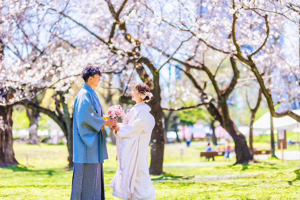 静岡フォトウエディングのフィーノスタイルで撮影した駿府城公園を桜で楽しむ新郎新婦