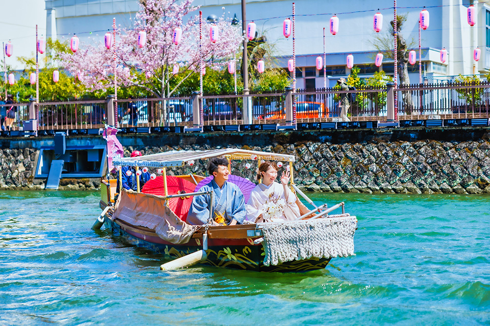 静岡フォトウエディングのフィーノスタイルで撮影した駿府城公園・葵舟を桜で楽しむ新郎新婦