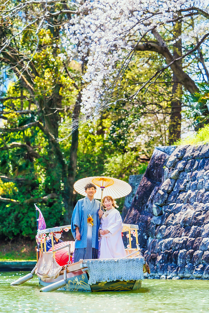 静岡フォトウエディングのフィーノスタイルで撮影した駿府城公園・葵舟を桜で楽しむ新郎新婦