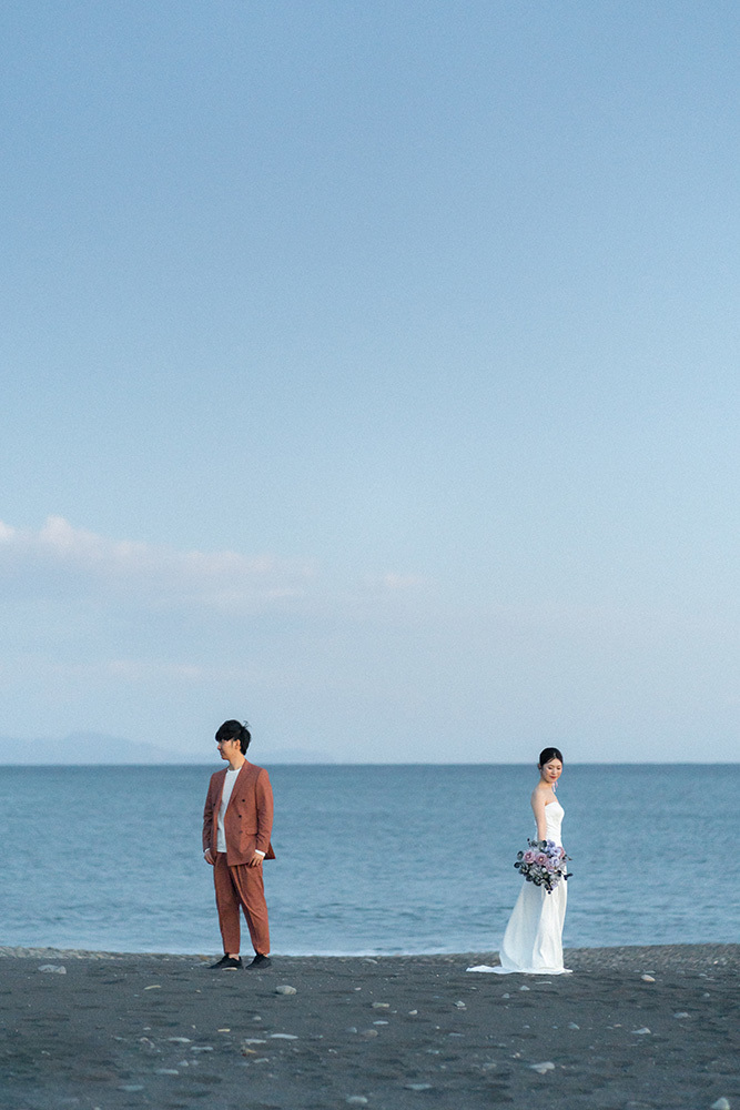 静岡フォトウエディングのフィーノスタイルで撮影した海フォトの新郎新婦