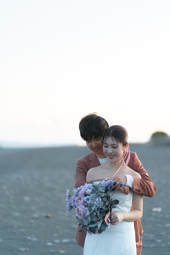 静岡フォトウエディングのフィーノスタイルで撮影した海フォトの新郎新婦