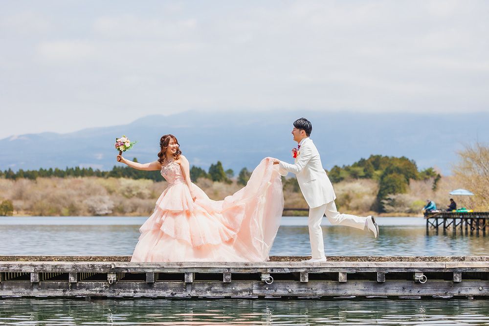 静岡フォトウエディングのフィーノスタイルで撮影したの田貫湖の新郎新婦
