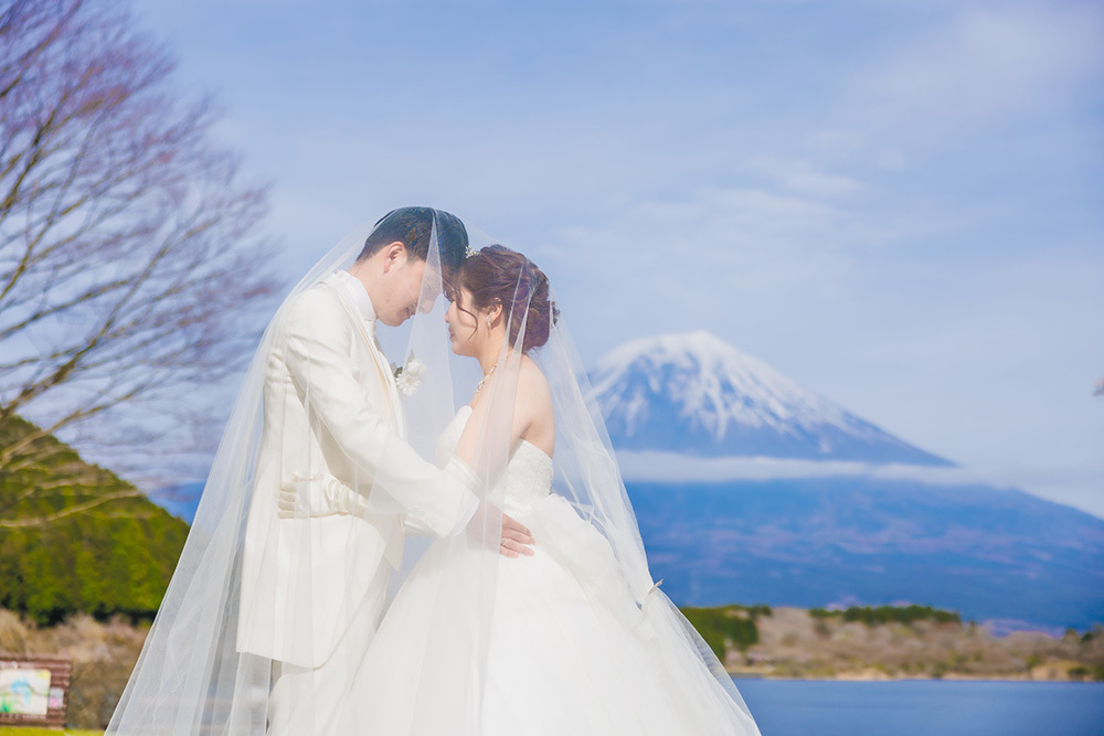 静岡フォトウエディングのフィーノスタイルで撮影したの田貫湖の新郎新婦