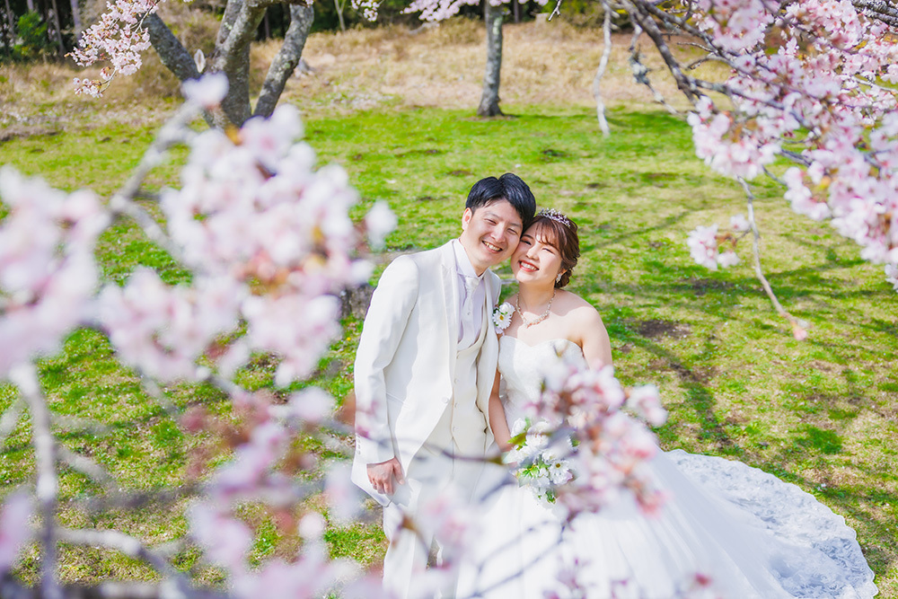 静岡フォトウエディングのフィーノスタイルで撮影した桜と新郎新婦