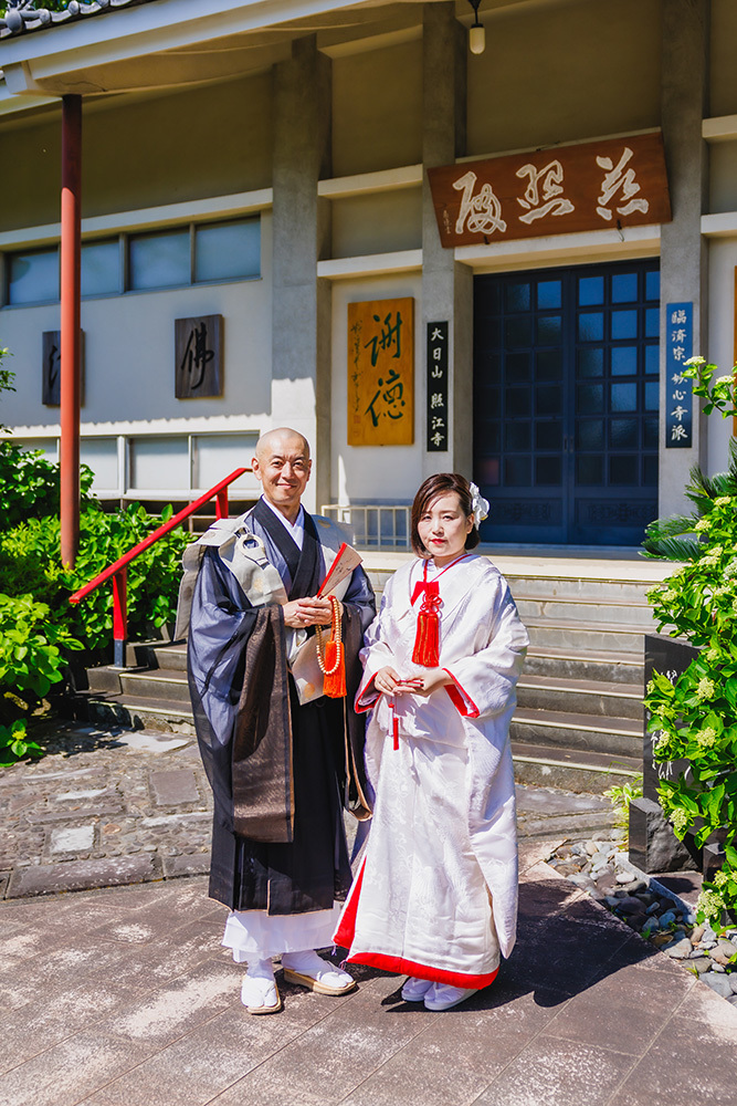 静岡フォトウエディングのフィーノスタイルで撮影した仏前結婚式の新郎新婦