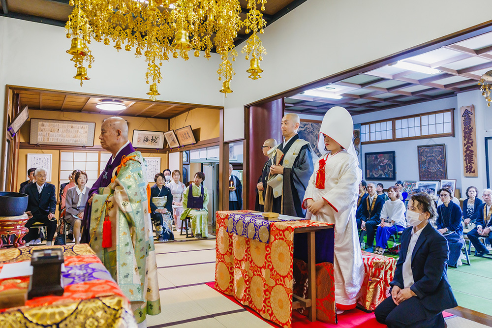 静岡フォトウエディングのフィーノスタイルで撮影した仏前結婚式の新郎新婦