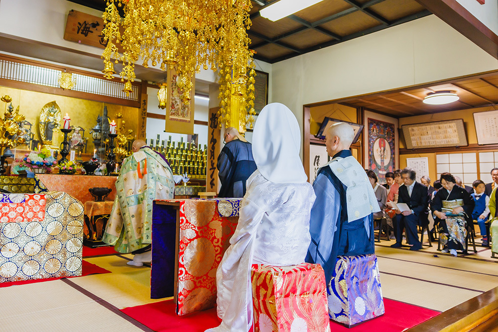 静岡フォトウエディングのフィーノスタイルで撮影した仏前結婚式の新郎新婦