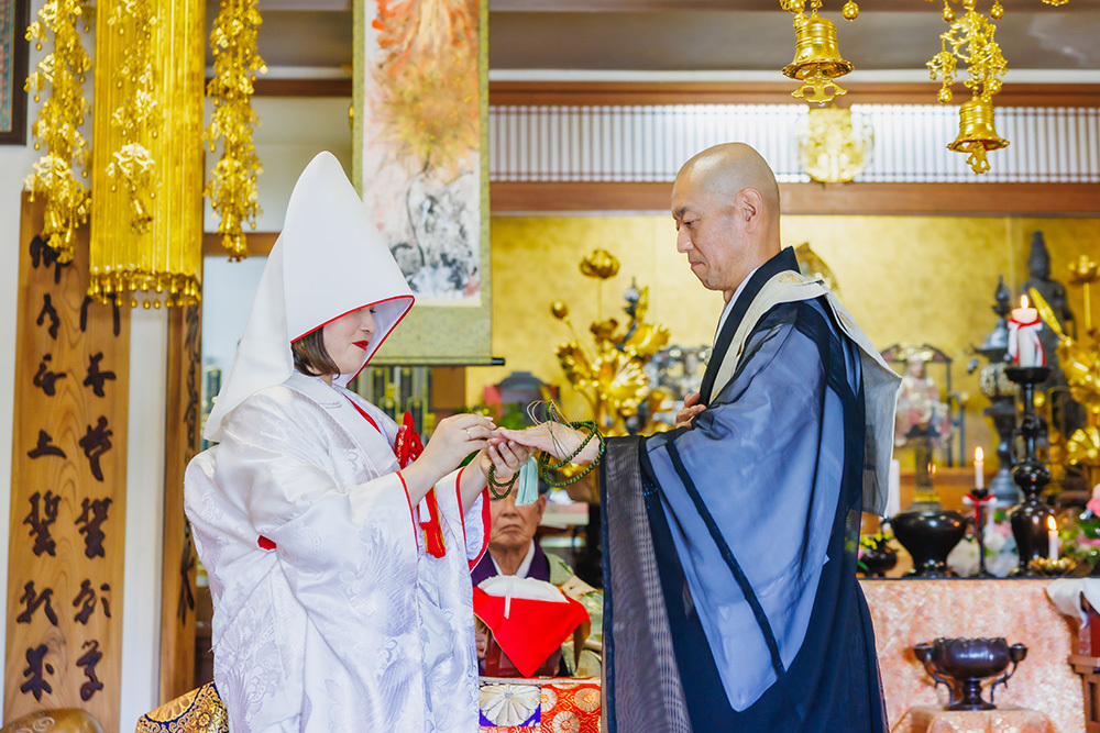 静岡フォトウエディングのフィーノスタイルで撮影した仏前結婚式の新郎新婦