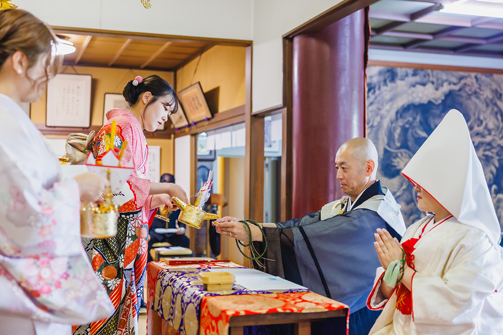 静岡フォトウエディングのフィーノスタイルで撮影した仏前結婚式の新郎新婦