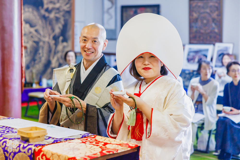 静岡フォトウエディングのフィーノスタイルで撮影した仏前結婚式の新郎新婦