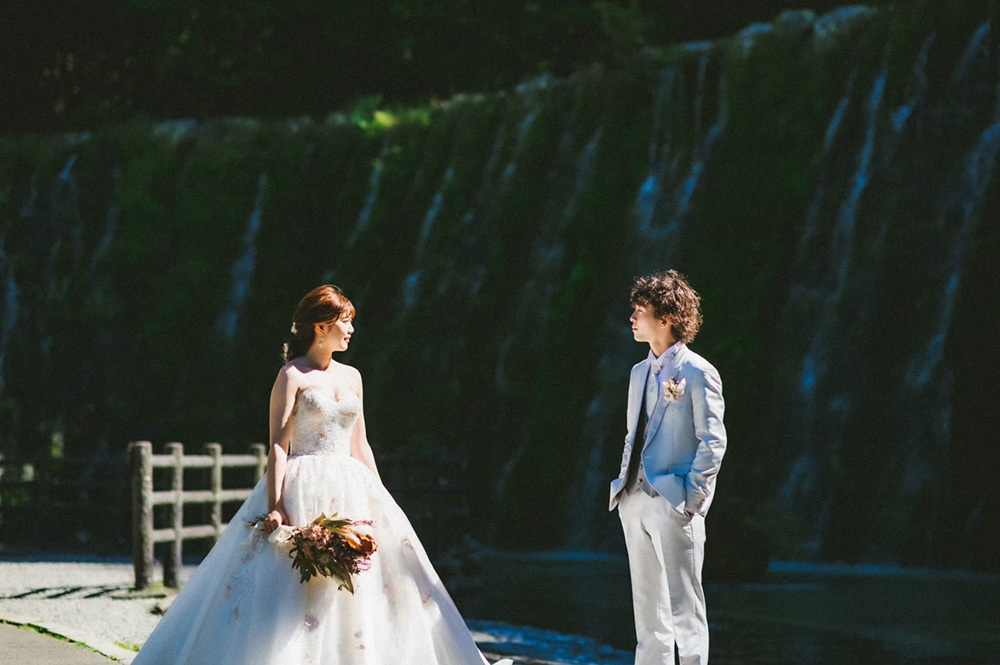 静岡フォトウエディングのフィーノスタイルで撮影した山梨エリアの山中湖花の都公園の新郎新婦