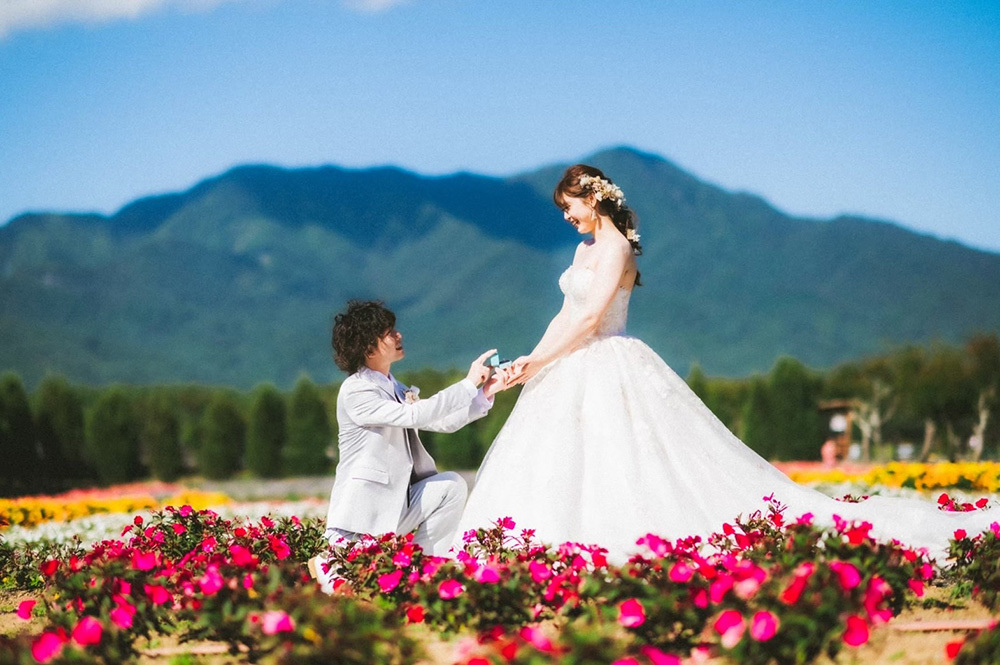 静岡フォトウエディングのフィーノスタイルで撮影した山梨エリアの山中湖花の都公園の新郎新婦