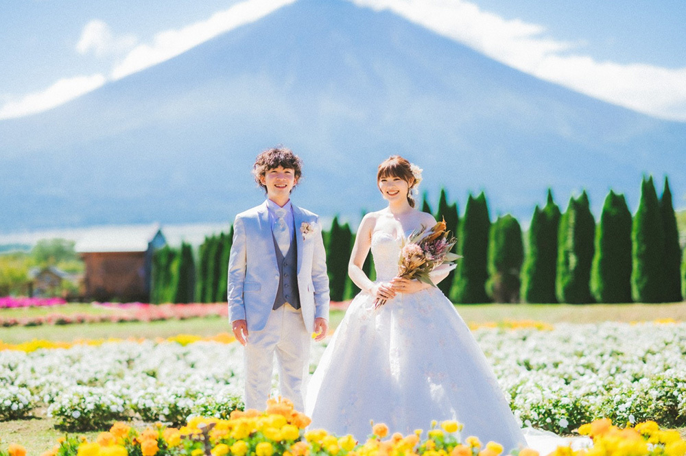 静岡フォトウエディングのフィーノスタイルで撮影した山梨エリアの山中湖花の都公園の新郎新婦