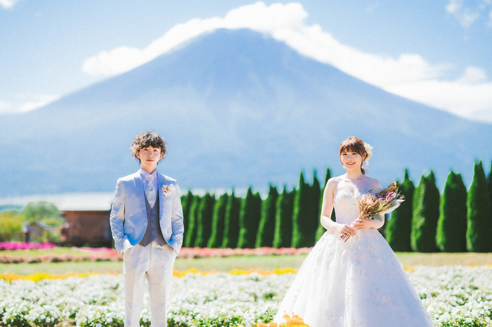 静岡フォトウエディングのフィーノスタイルで撮影した山梨エリアの山中湖花の都公園の新郎新婦