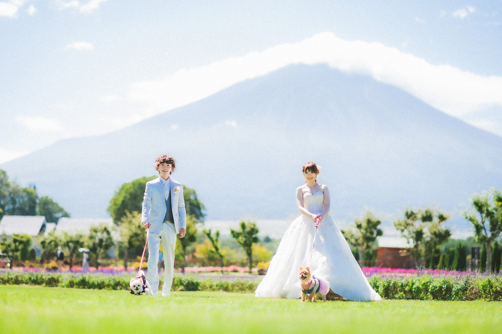 静岡フォトウエディングのフィーノスタイルで撮影した山梨エリアの山中湖花の都公園の新郎新婦