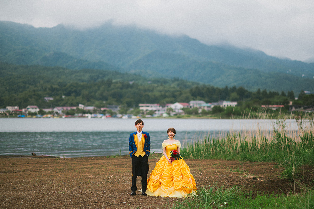 静岡フォトウエディングのフィーノスタイルで撮影した山梨エリアの山中湖交友プラザきららの新郎新婦