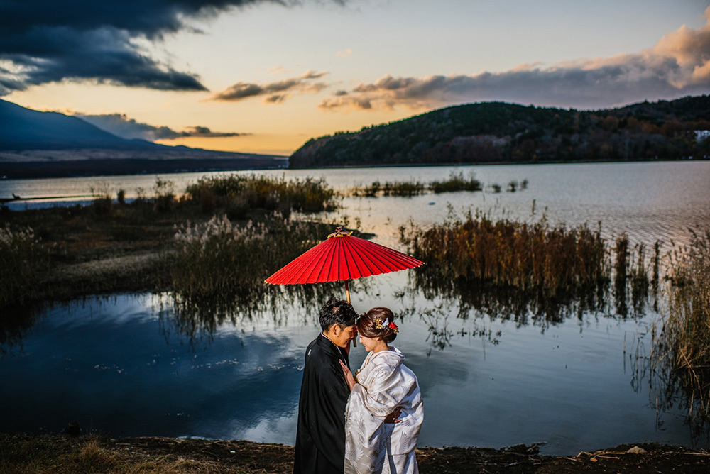 静岡フォトウエディングのフィーノスタイルで撮影した山梨エリアの山中湖交友プラザきららの新郎新婦