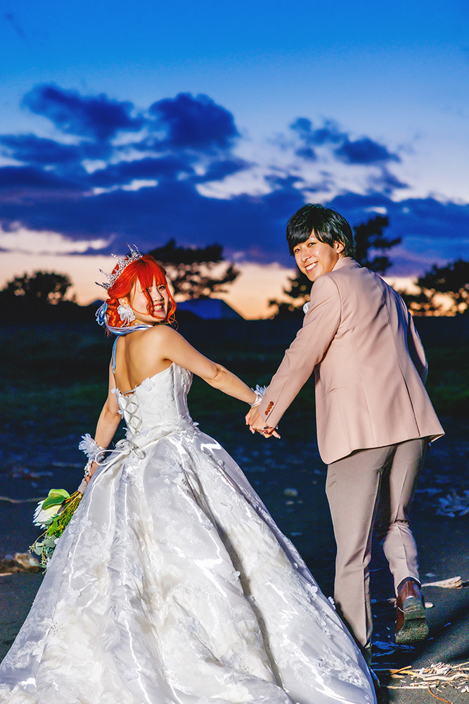 静岡フォトウエディングのフィーノスタイルで撮影した海フォトの新郎新婦