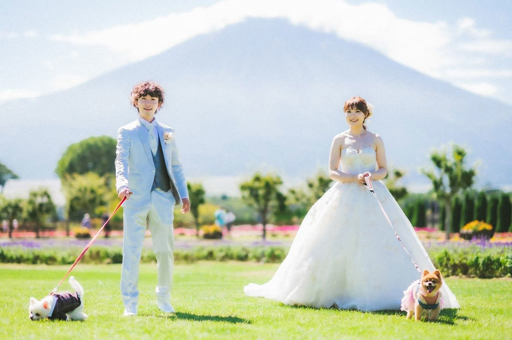 静岡フォトウエディングのフィーノスタイルで撮影したペットと一緒に撮影した新郎新婦