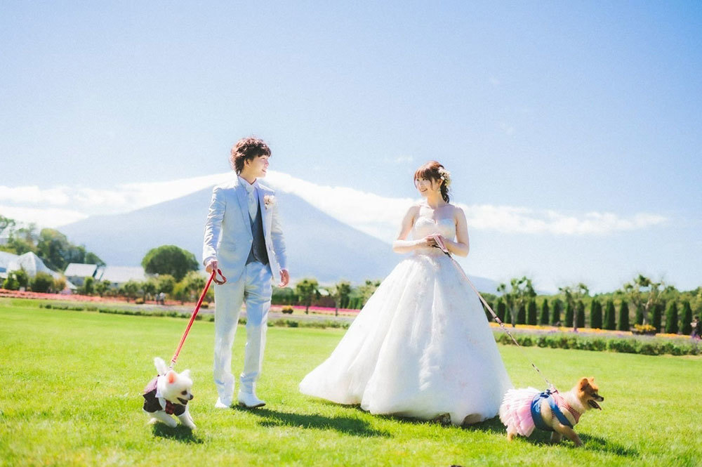 静岡フォトウエディングのフィーノスタイルで撮影したペットと一緒に撮影した新郎新婦