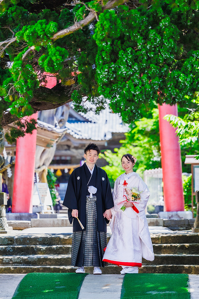 静岡フォトウエディングのフィーノスタイルで撮影した白浜神社の新郎新婦