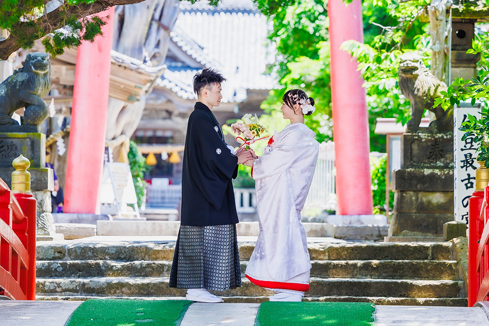 静岡フォトウエディングのフィーノスタイルで撮影した白浜神社の新郎新婦