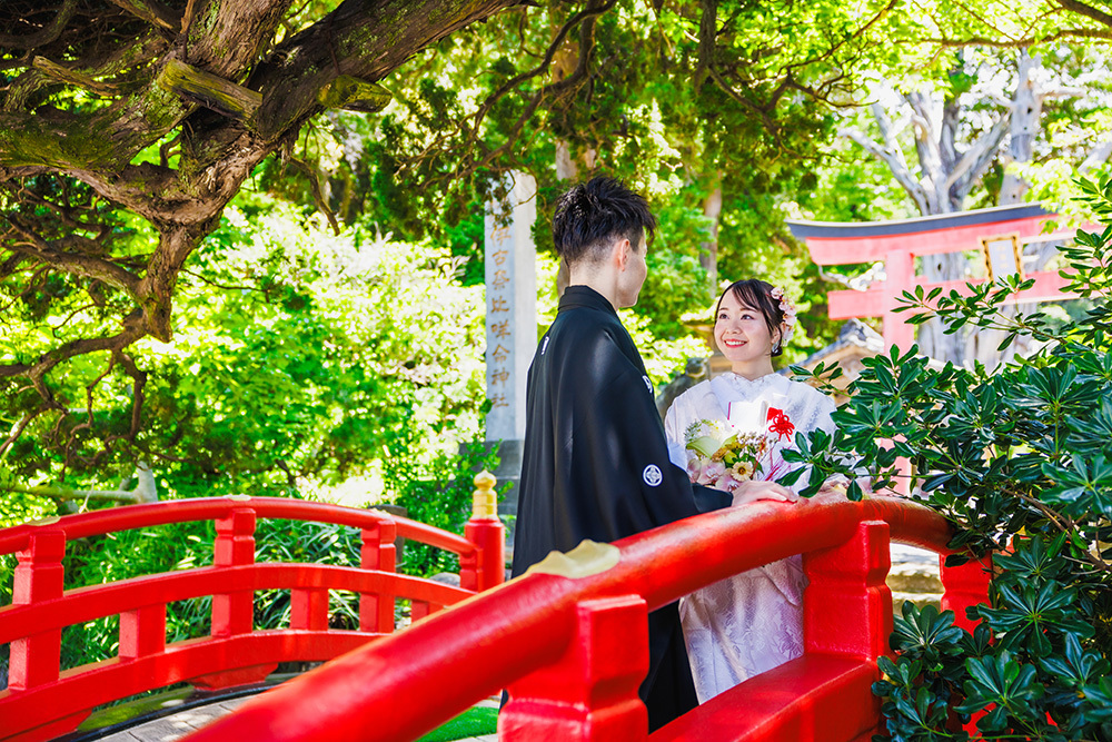 静岡フォトウエディングのフィーノスタイルで撮影した白浜神社の新郎新婦