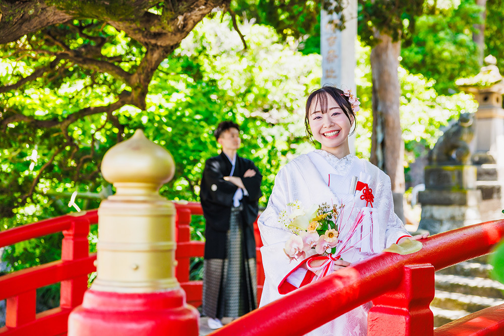 静岡フォトウエディングのフィーノスタイルで撮影した白浜神社の新郎新婦